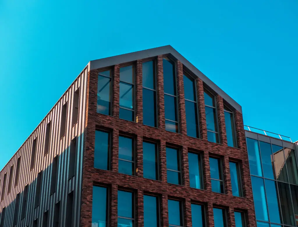 Gebouw met veel ramen van buiten