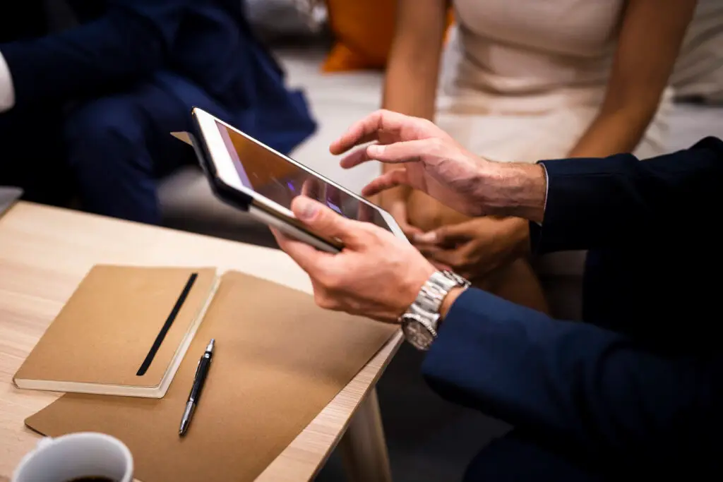 Mensen kijken naar iPad