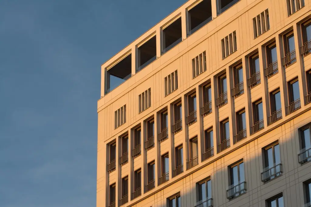 Gebouw van buiten met zonsondergang