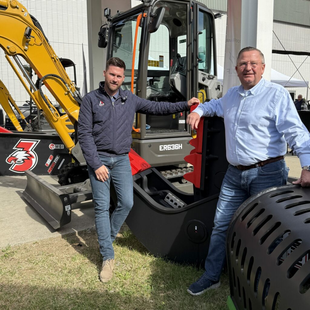 Mannen bij graafmachine